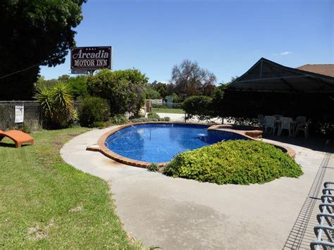 arcadia motor inn.